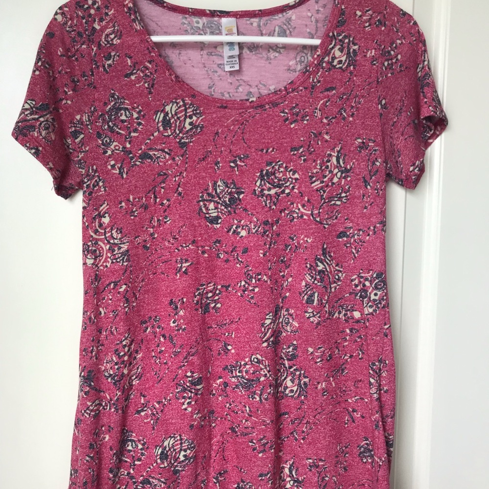 Lularoe Classic Tee, XS, Roses Print! EUC
